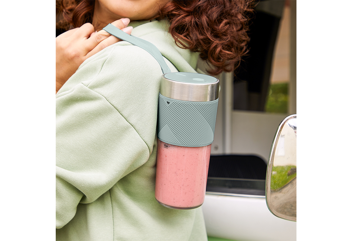 Απεικονίζεται μια γυναίκα να κραταει το Lightmix.